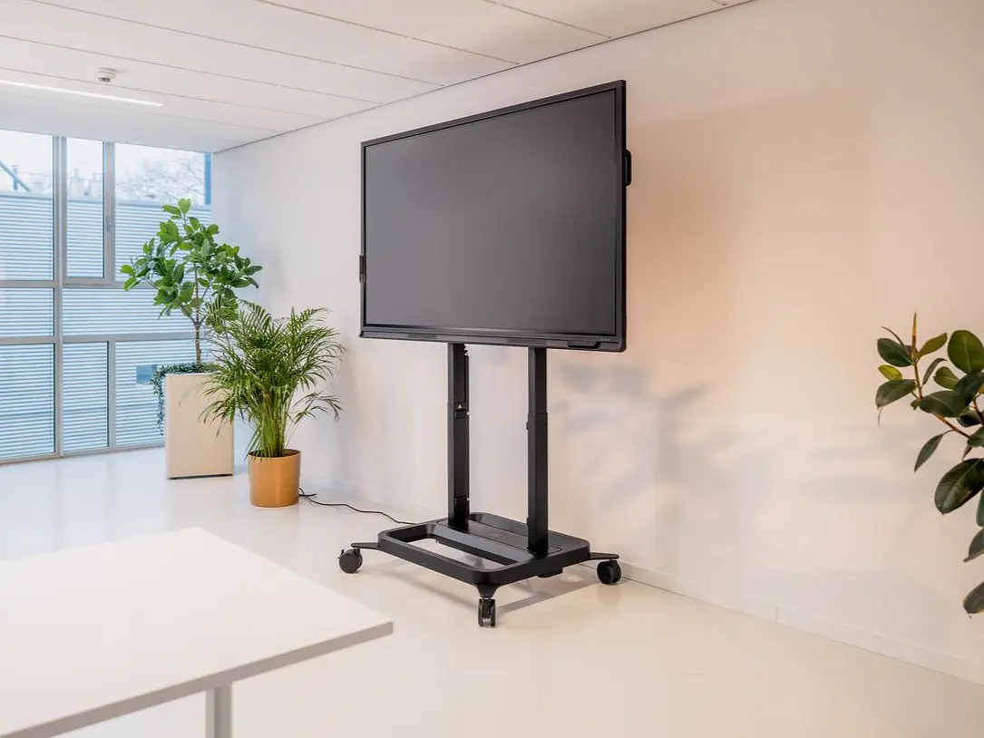 Auf und ab – ganz einfach per Handberührung        Vogel's RISE 5200 Trolley mit elektrischem Display Lift DirectControl®