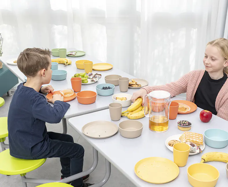 767276-773436_Tisch-Sitz-Kombination-rechteckig-grau-gesprengelt-Sico-Geschirr-TreeNside-Anwendung_019.jpg