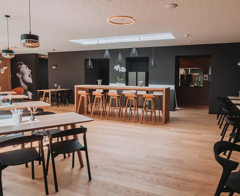 MOX_Innen_Restaurant_4_©Leonidas_Portmann.png